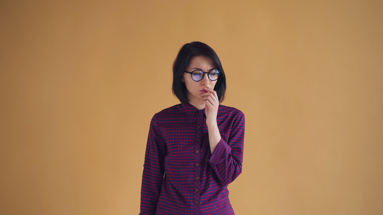 una mujer con una camisa a cuadros.