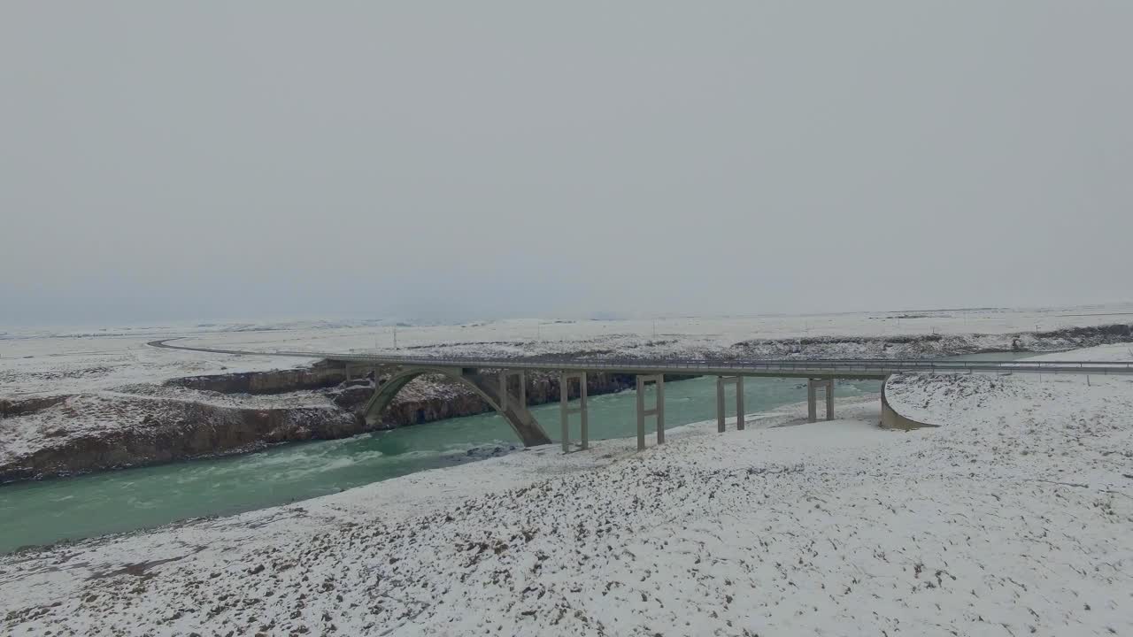 исламский мост и река зимой беспилотник 4k slow push in