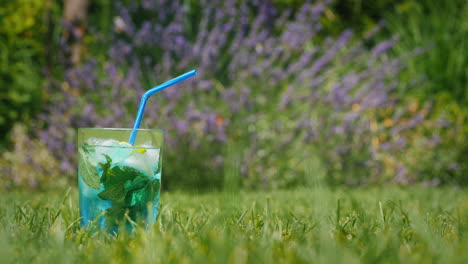 cóctel azul en un jardín