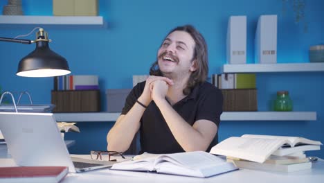 joven estudiante universitario pensando en sus hermosos recuerdos y sueños.