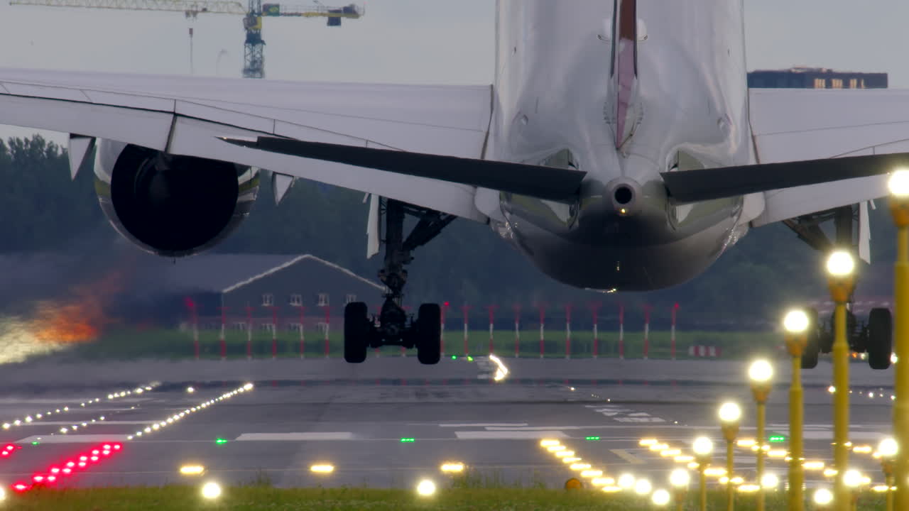 밤에 착륙하는 비행기