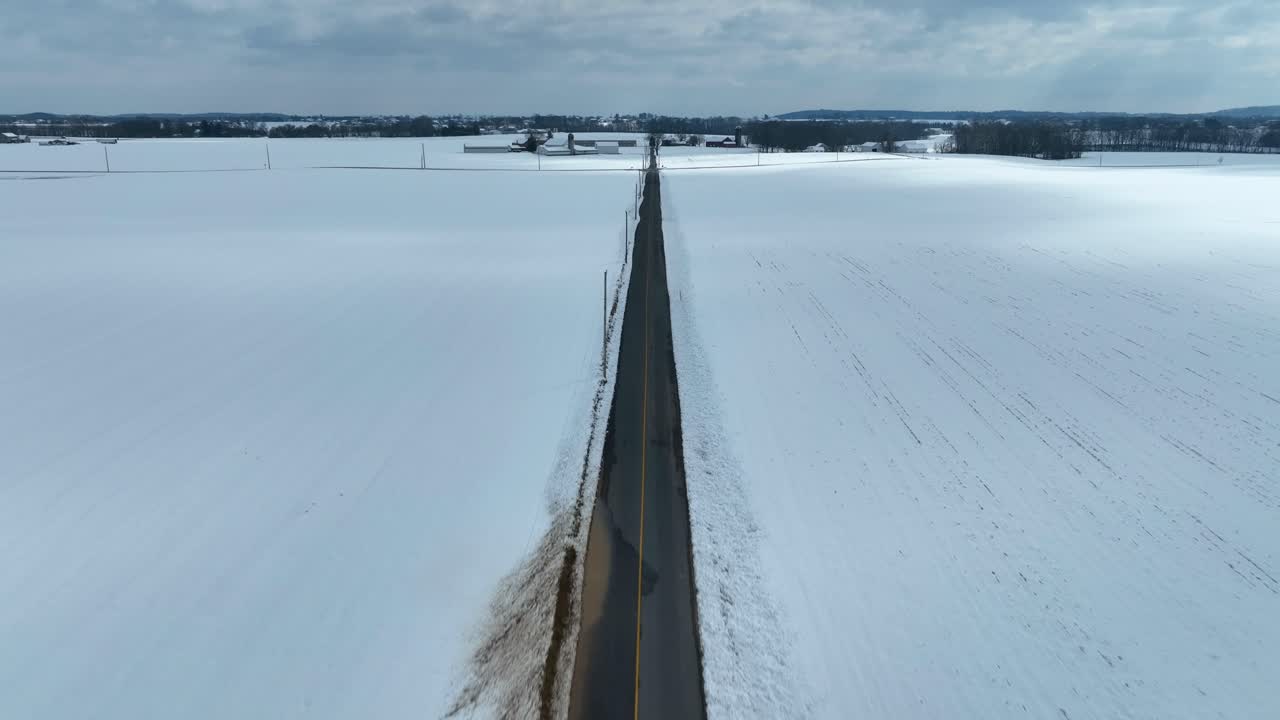 드론 플라이오버: 눈으로 인 으로 둘러싸인 빈 도로, 미국의 경치 좋은 지역