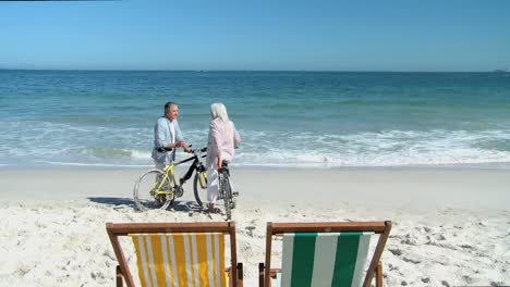 hombre de edad hablando con su esposa después de un paseo en bicicleta