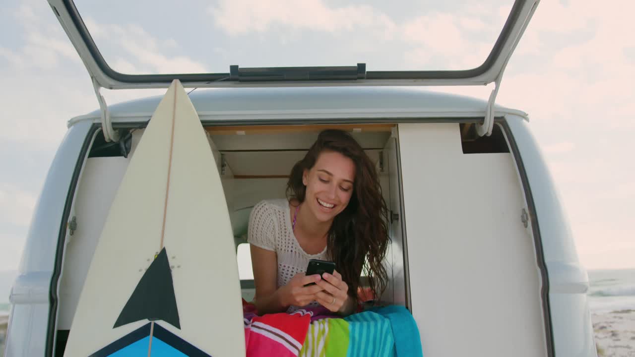 휴대폰을 사용하는 젊은 여성 4k