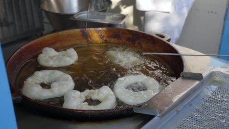 masa frita con levadura - donut tunecino. de cerca