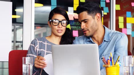 ejecutivos que interactúan entre sí mientras trabajan