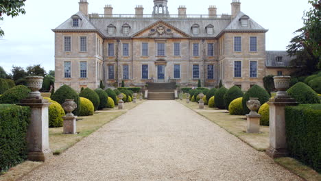 Una-Mansión-De-Casa-De-Campo-Inglesa-Lujosa-Casa-Señorial-Con-Un-Camino-De-Grava