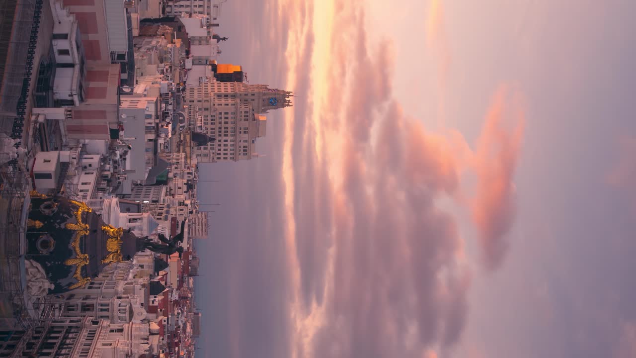 Skyline da Gran Via em Madrid durante o pôr do sol nublado em timelapse do dia para a noite, formato vertical para smartphone