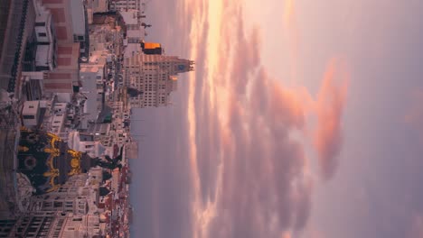 Madrid-Gran-Via-Skyline-Durante-El-Atardecer-Nublado-Timelapse-Día-A-Noche-Listo-Para-Smartphone-Vertical