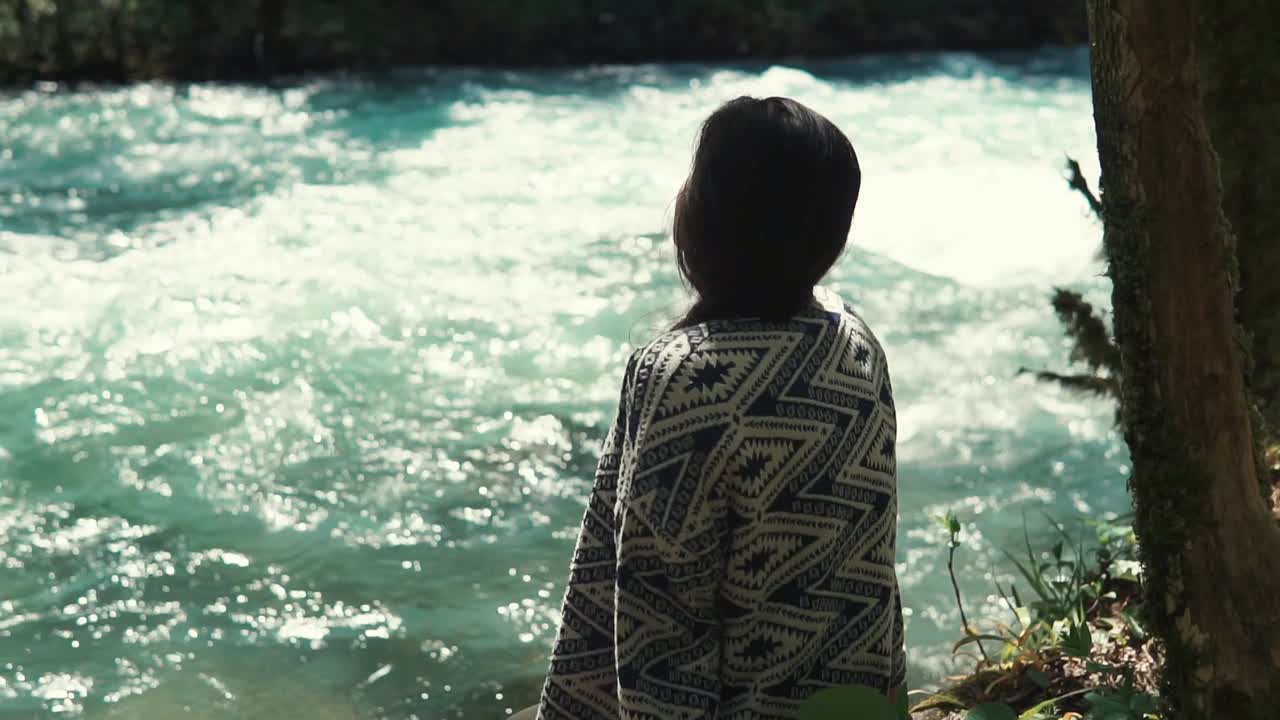 강변에 있는 여자