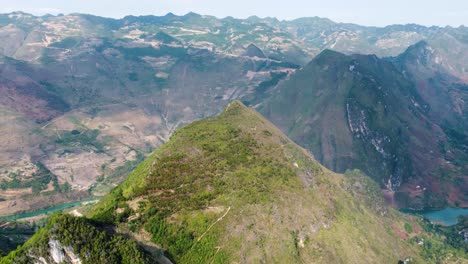 Mountains-on-the-way-to-Meo-Vac-village-in-Vietnam