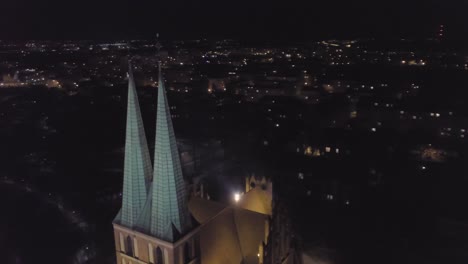 vista nocturna aérea de una iglesia en el casco antiguo de olsztyn, polonia