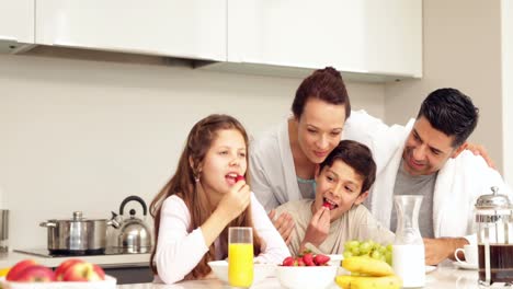 Glückliche-Familie,-Die-Zusammen-Frühstückt