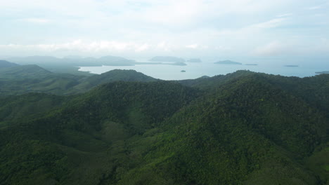 Luftaufnahme,-Die-Sich-über-Den-Bergen-Thailands-Erhebt,-Mit-Dem-Meer-Im-Hintergrund