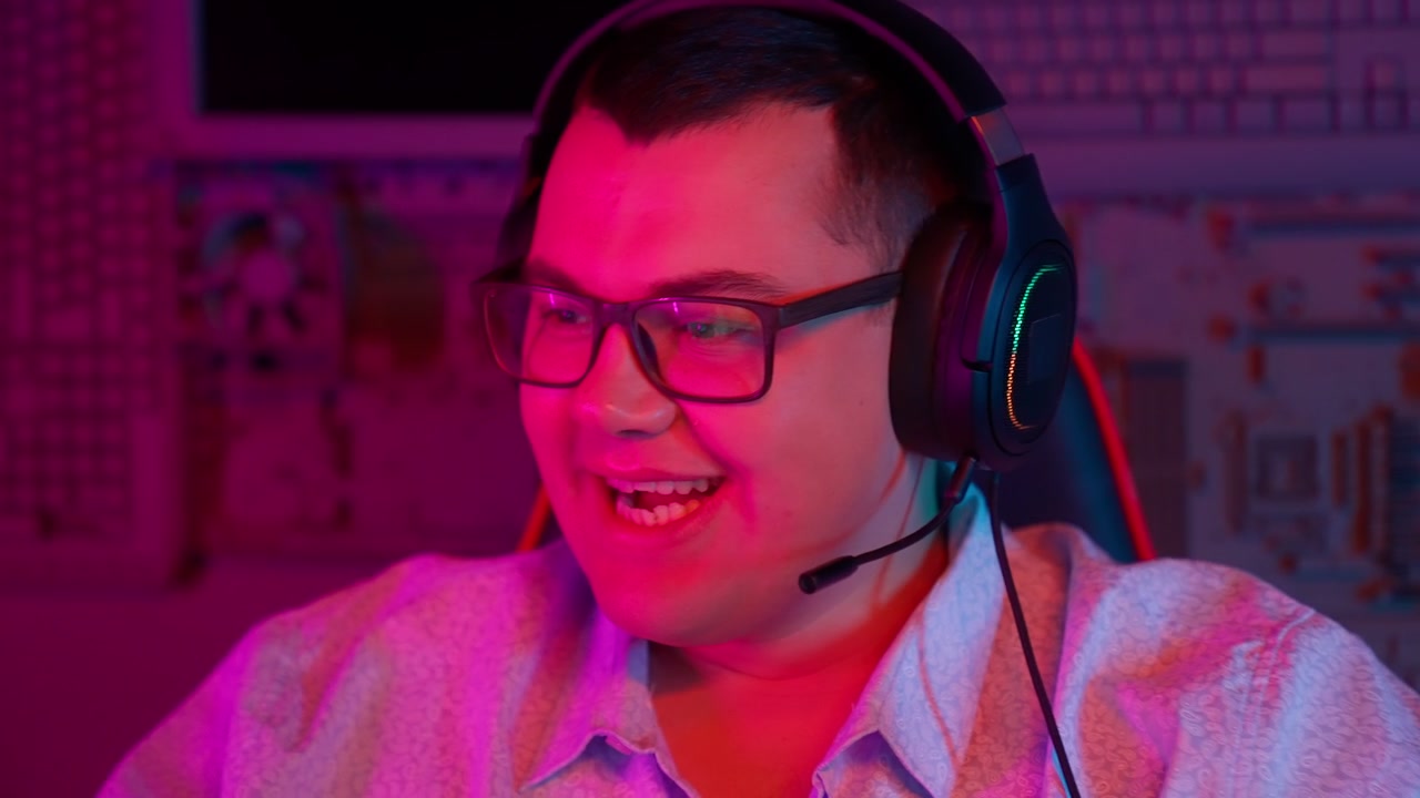 Streamer sorridente che comunica online con luci al neon