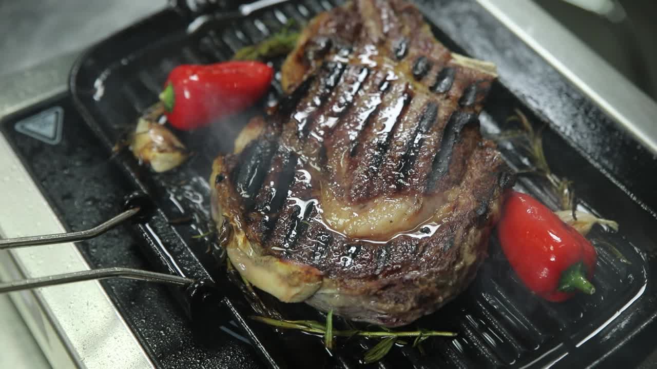 стейк с жареными ребрами с красным перцем