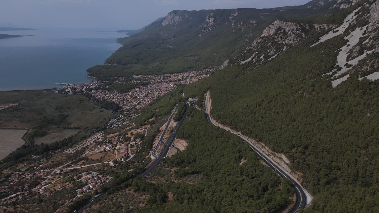 asentamiento en la ladera de la montaña junto al mar