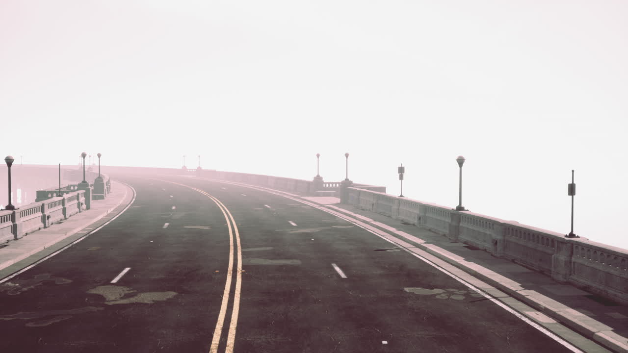 안개 속 의 강 을 가로지르는 다리 의 전망