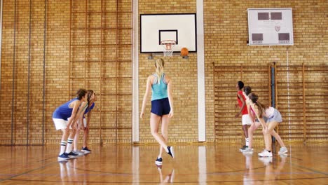 Gruppe-Von-High-School-Kindern,-Die-Basketball-Spielen