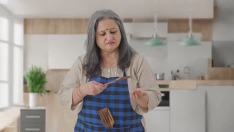ama de casa india envejecida cocinando comida