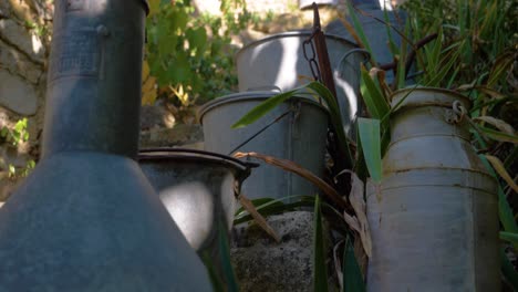 Cubos-De-Metal-En-Los-Escalones-De-Un-Pueblo-Provenzal-En-Cámara-Lenta-En-Verano-Con-Cubo-De-Leche-Vintage