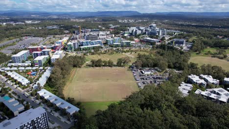 parque deportivo de musgrave rodeado de estructuras contemporáneas con el hospital universitario de gold coast en la distancia