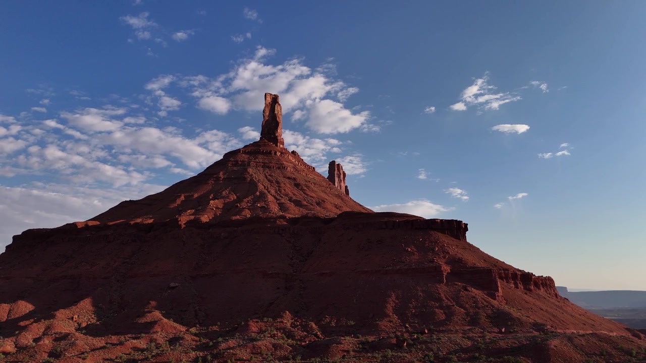 Drone che vola con un ampio movimento circolare intorno al pinnacolo della Castleton Tower a Moab in 4k.