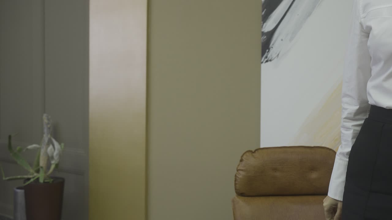 사무실에서 알아볼 수 없는 상사와 악수하는 직원을 닫습니다