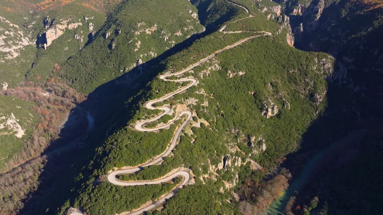 Scorcio aereo di un suggestivo percorso di montagna in Epiro, Grecia settentrionale.
