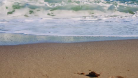 Calm-ocean-waves-with-blurred-background