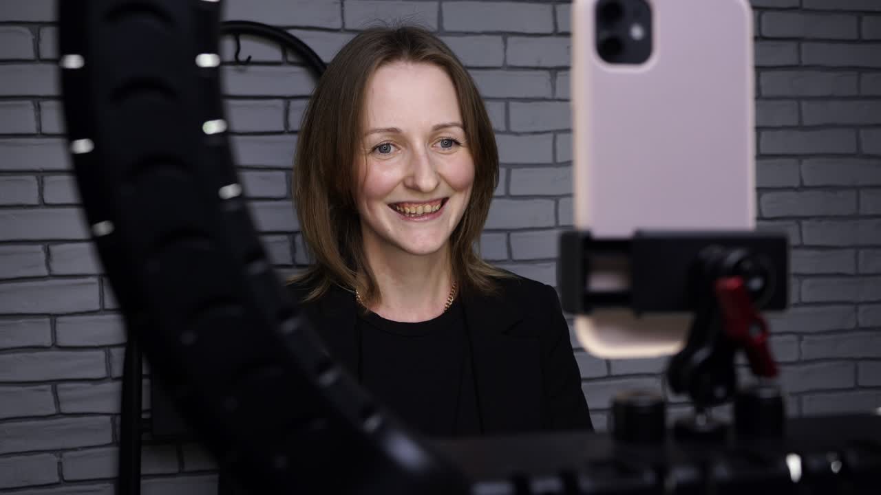 video de una blogger disparando una historia con un teléfono inteligente