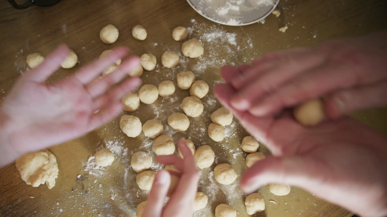 Preparare delle palline di pasta con le mani