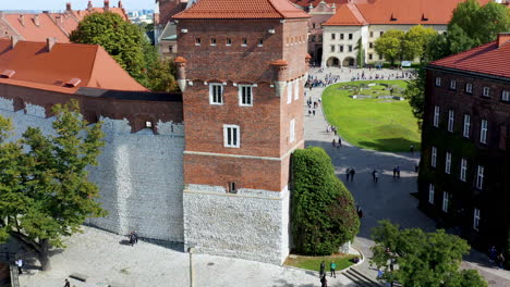 imágenes de aviones no tripulados del castillo real de wawel con turistas, cracovia, polonia