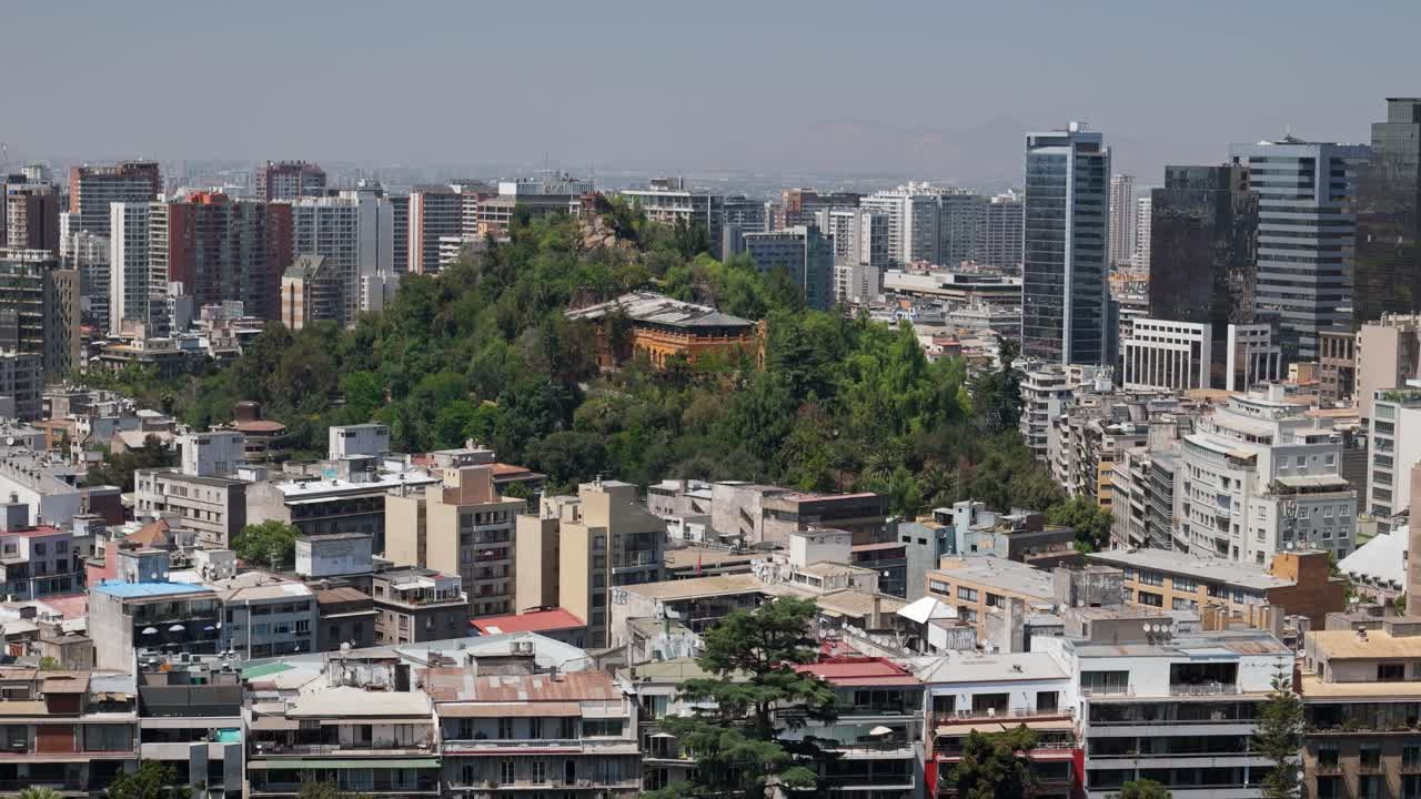 vistas de viviendas y edificios en el centro de la ciudad en tomas de drones