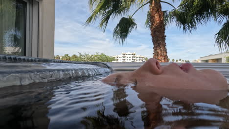 Un-Adolescente-Relajándose-En-Un-Spa-Al-Aire-Libre