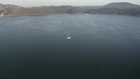 Cerrar-Drone-Aéreo,-Catamarán-En-El-Hermoso-Océano-Tropical