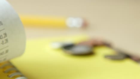 primer plano de un recibo en un bloc de notas amarillo