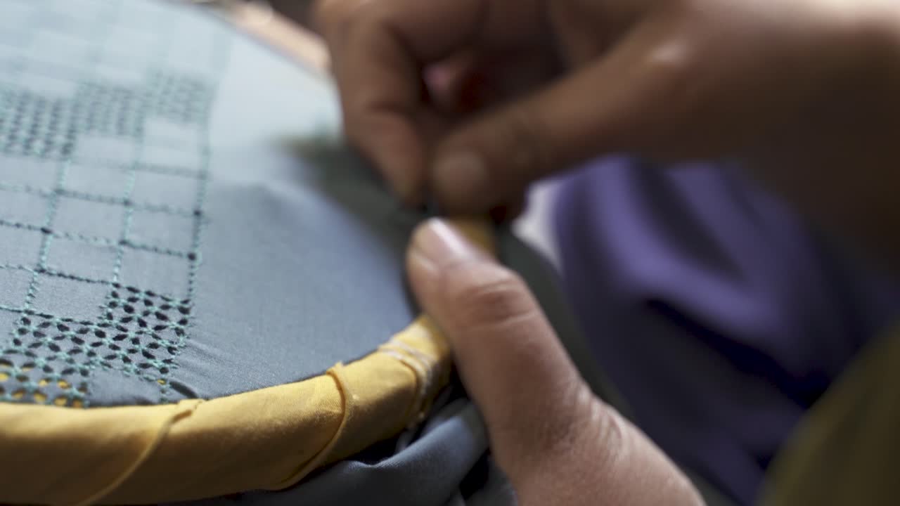 primer plano de sastre cosido a mano shalwar kameez camisa de vestir, ropa tradicional hecha a mano