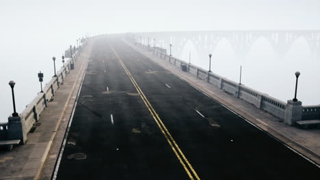 camino del puente abandonado y brumoso