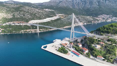 vista aérea de drones de alto ángulo puente franjo tudman puente atirantado dubrovnik croacia