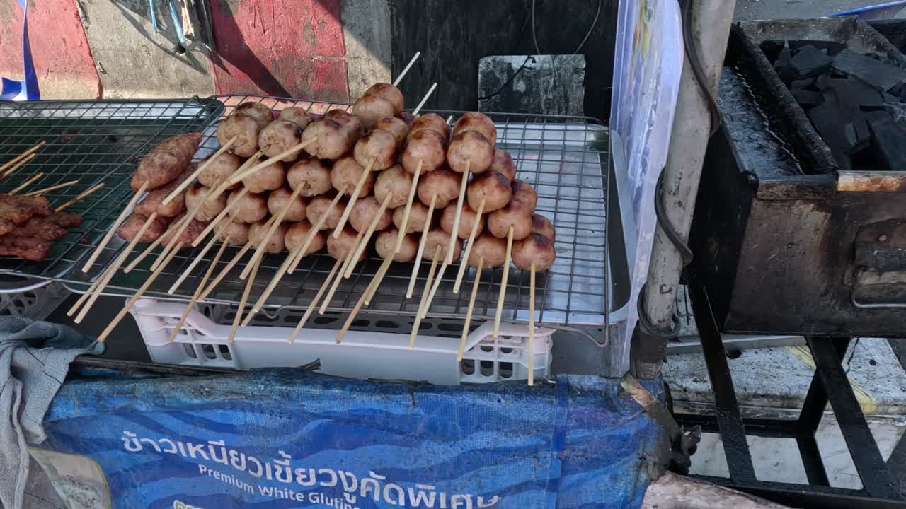 길거리 음식 상점 에서 소시지 를 는 판매자