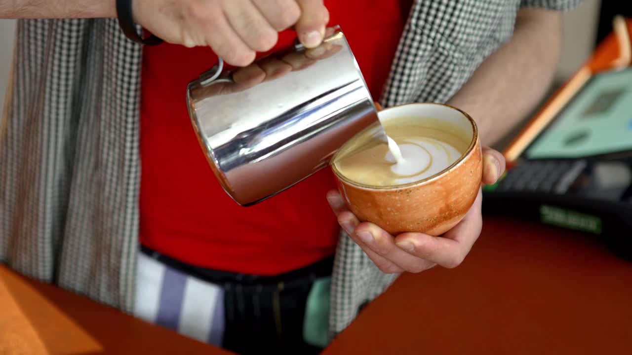 라테 를 만드는 바리스타