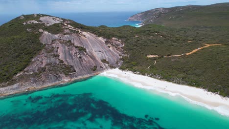 video de drones en 4k de la playa de misery dentro del parque nacional de torndirrup en albany, australia occidental