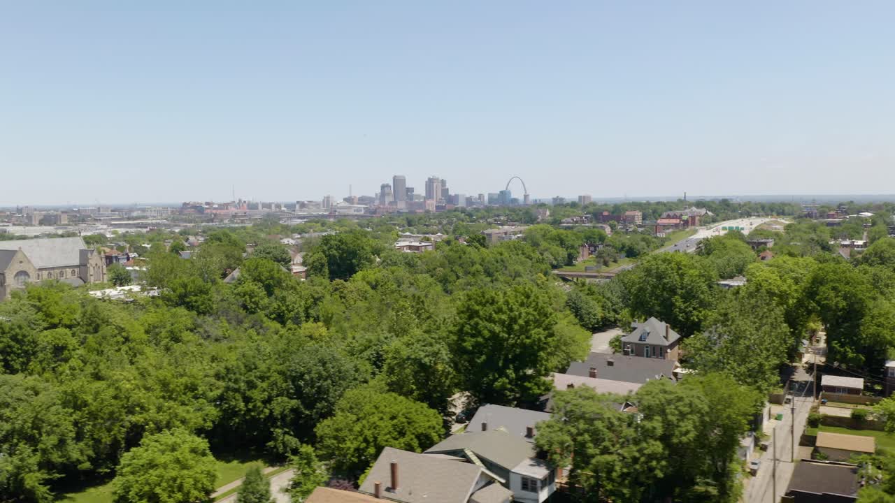 아름다운 여름날을 배경으로 공중 트럭 왼쪽, 세인트루이스 스카이라인