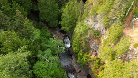 Vista-Aérea-De-Una-Pequeña-Cascada-Ubicada-En-El-Norte-De-Minnesota