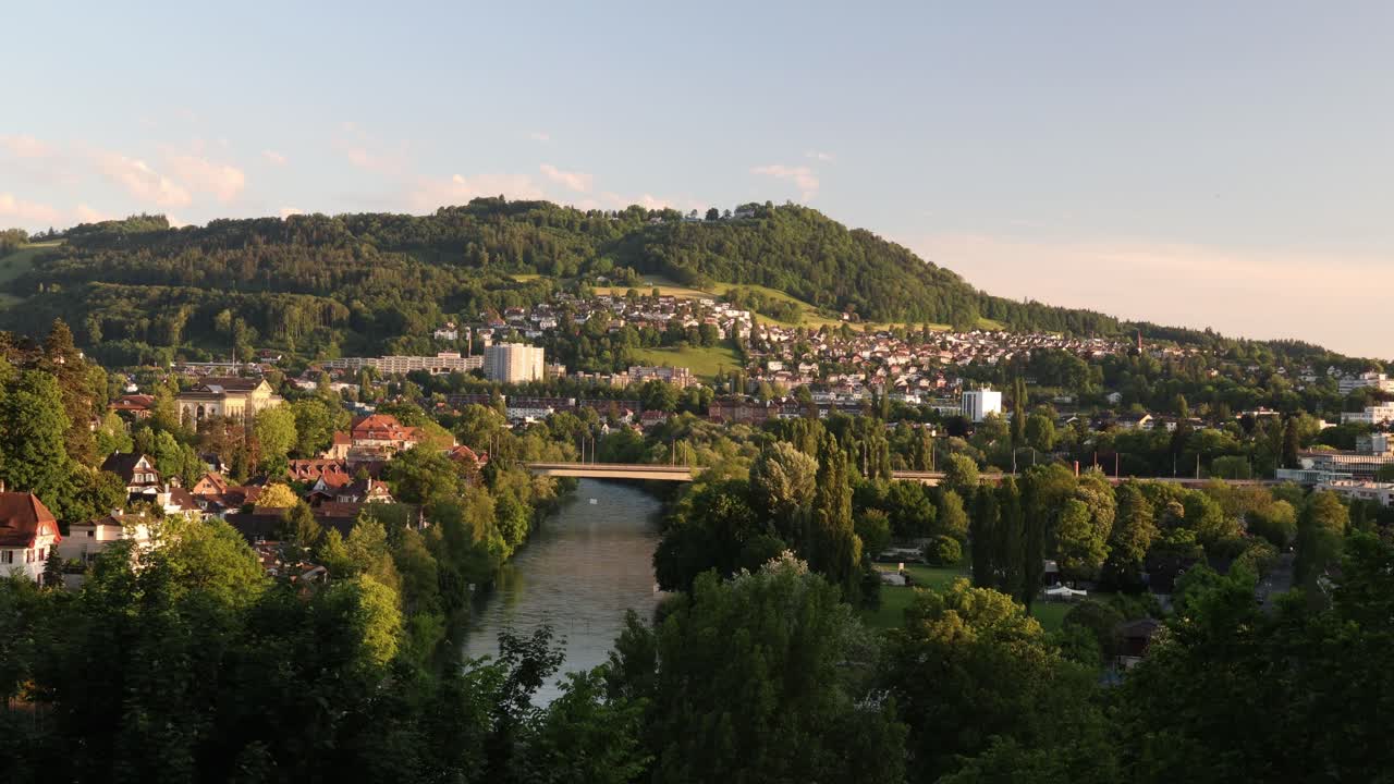 Paesaggi dei sobborghi di Berna con il fiume Aare e la collina Gurten