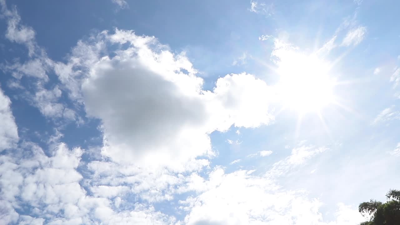 흐린 맑은 푸른 하늘