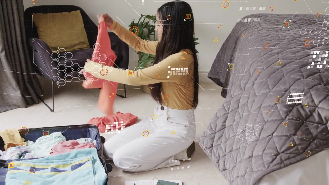 ひざまずいてメモを書き、スーツケースを手に取り、コーラルトップを広げて旅行の荷造りをする女性。