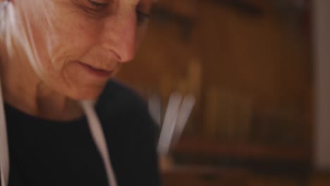luthier femenina en el trabajo en su taller