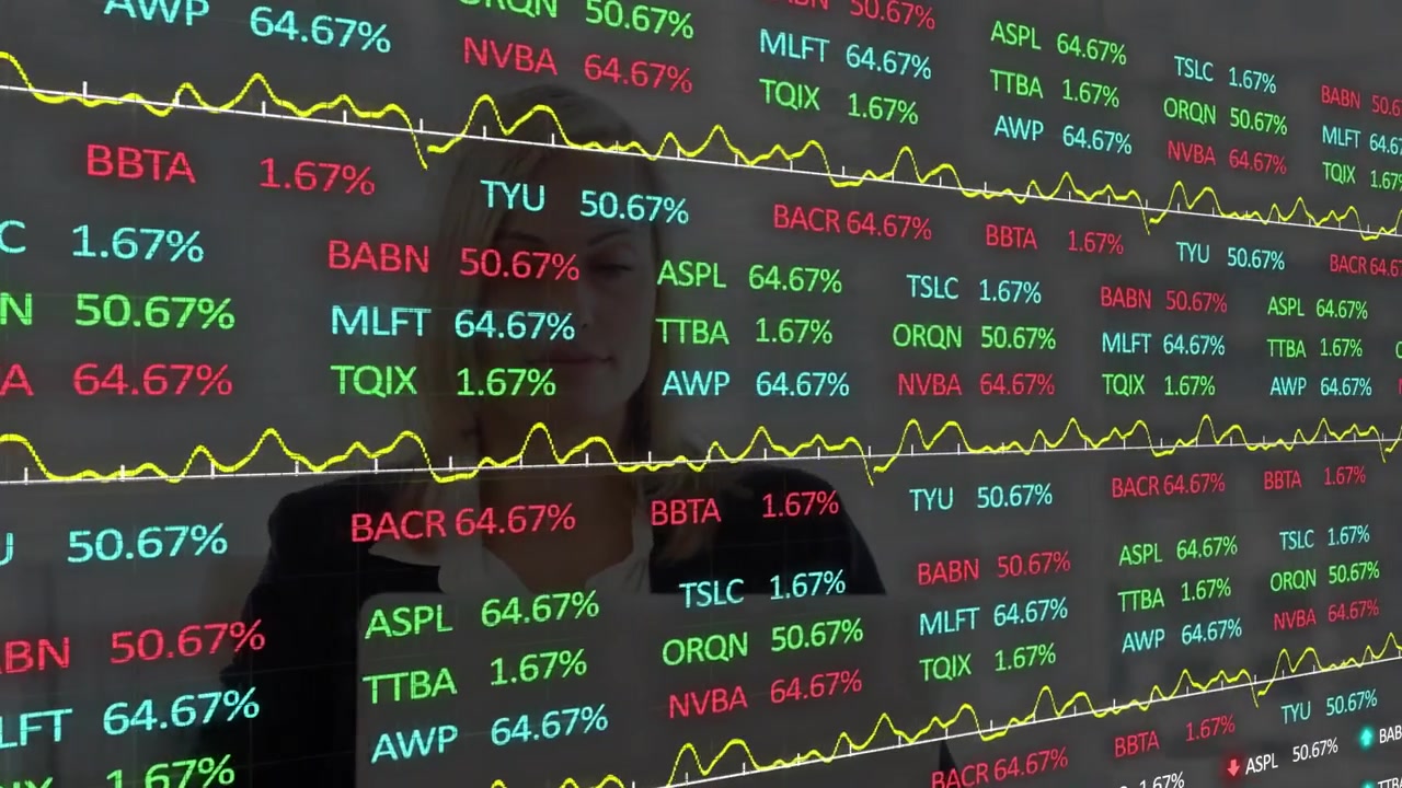 Figura femminile in movimento con un cellulare, riflessa su un display ticker finanziario che mostra dati di mercato in aggiornamento.